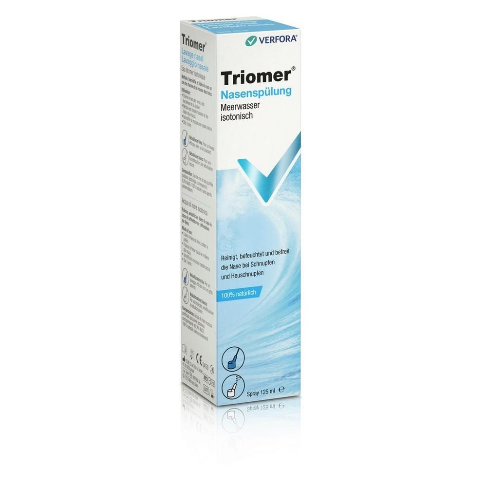 Spray Triomer pour le lavage nasal. Flacon blanc avec embout bleu. Emballage avec nom et logo du produit. Eau de mer isotonique.