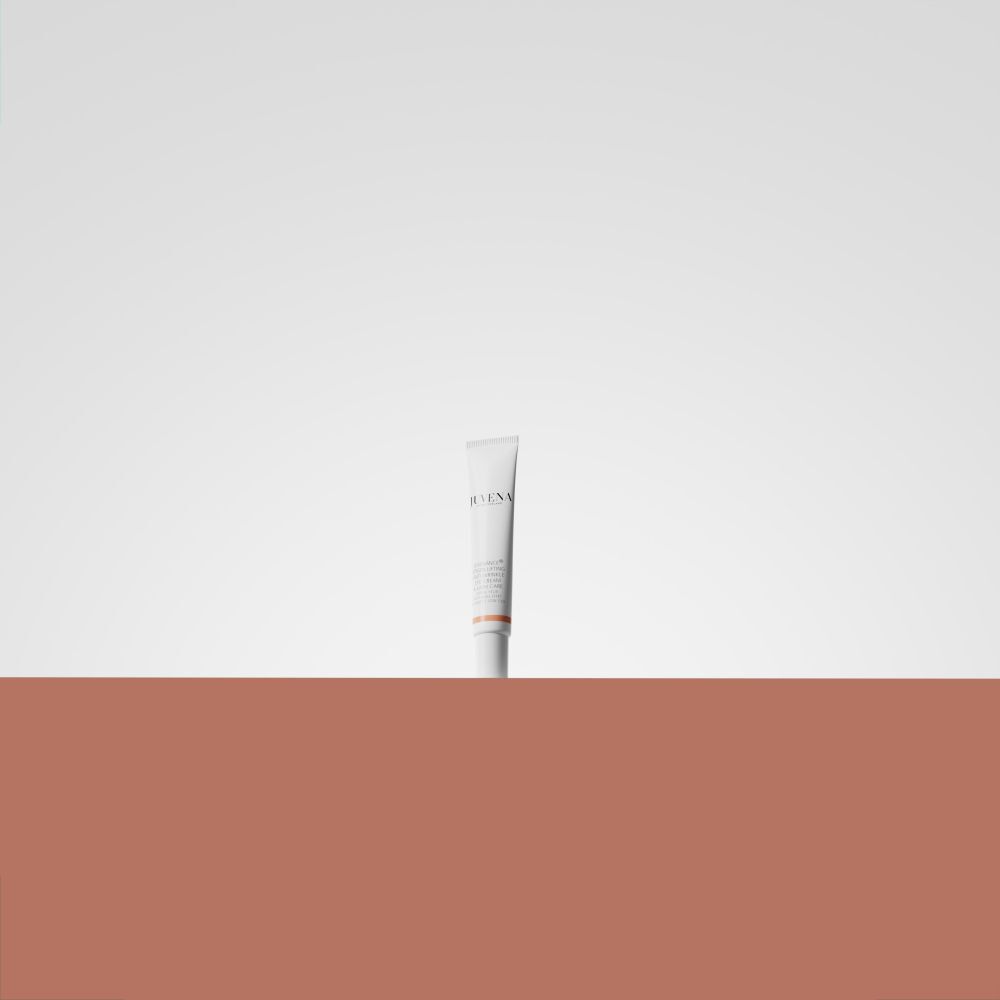 Tube blanc sur fond marron. Nom du produit et marque non visibles.