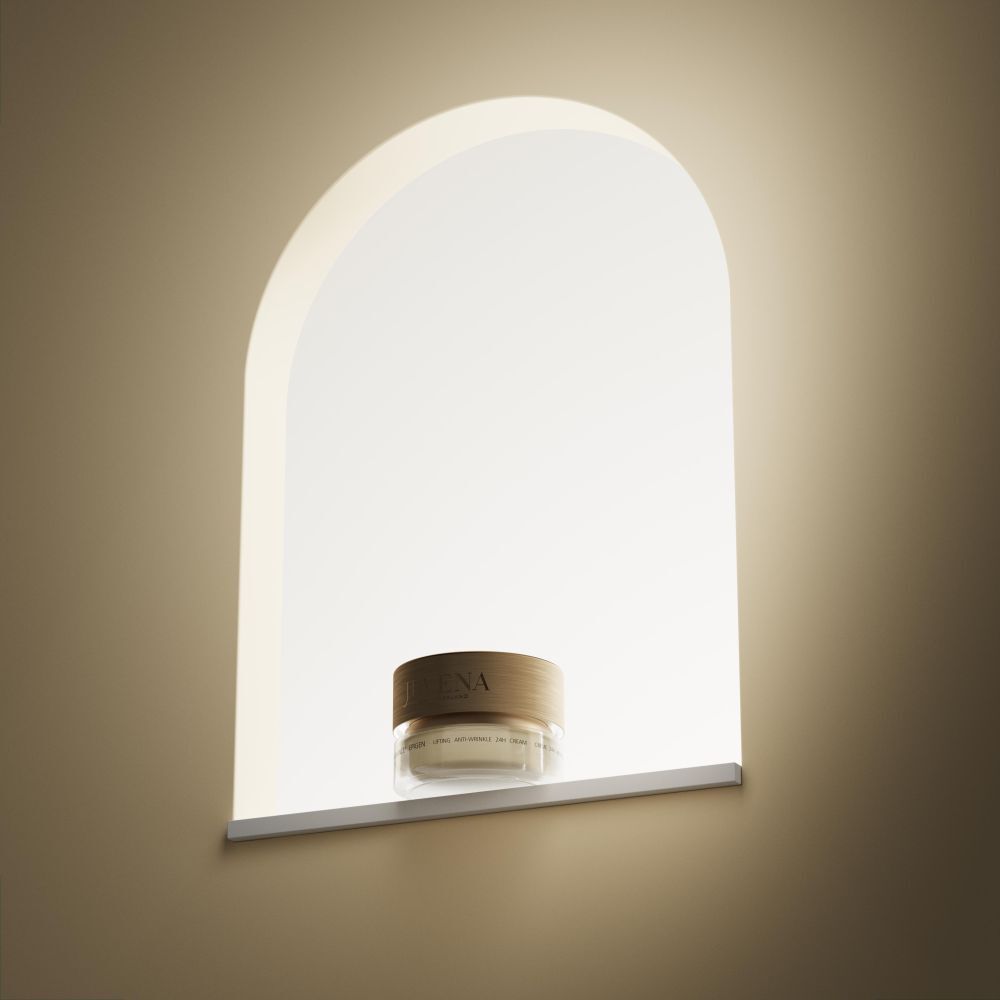 Creme-Tiegel mit goldfarbenem Deckel in einer beleuchteten Nische. Aufschrift: Juvena.