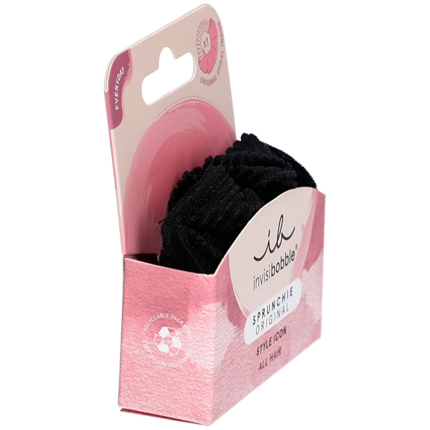 Schwarzes INVISIBOBBLE Sprunchie in geöffneter Verpackung. Rosa Karton mit Logo und Produktnamen. Recycling-Symbol.