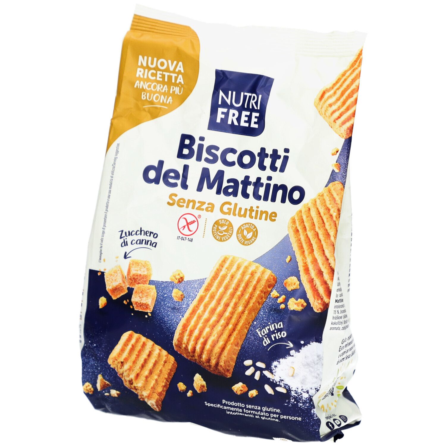 Verpackung mit glutenfreien Keksen. Aufschrift: Nutri Free, Biscotti del Mattino, Senza Glutine. Mit Zuckerwürfeln und Keksen.