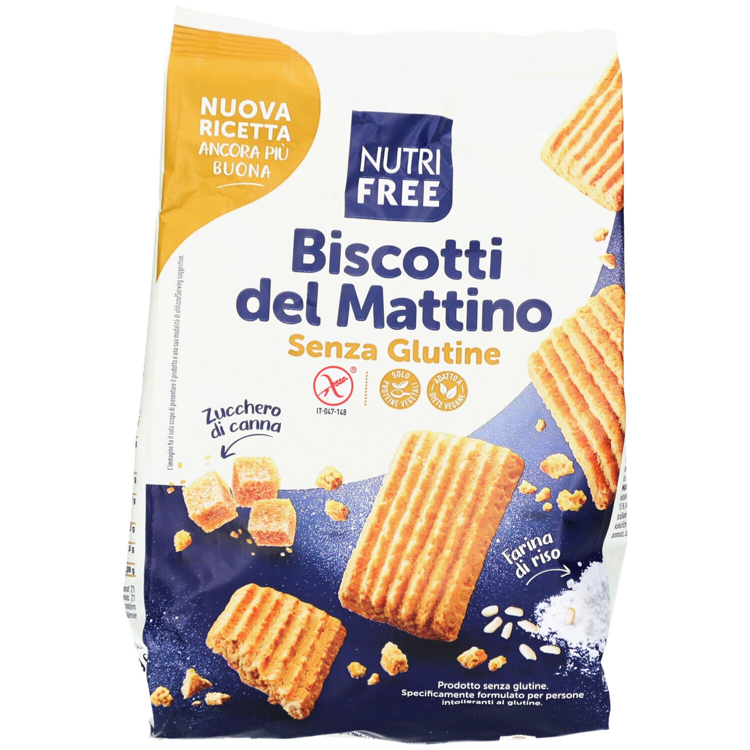 Verpackung mit glutenfreien Keksen. Aufschrift: Nutri Free, Biscotti del Mattino, Senza Glutine. Mit Zuckerwürfeln und Keksen.