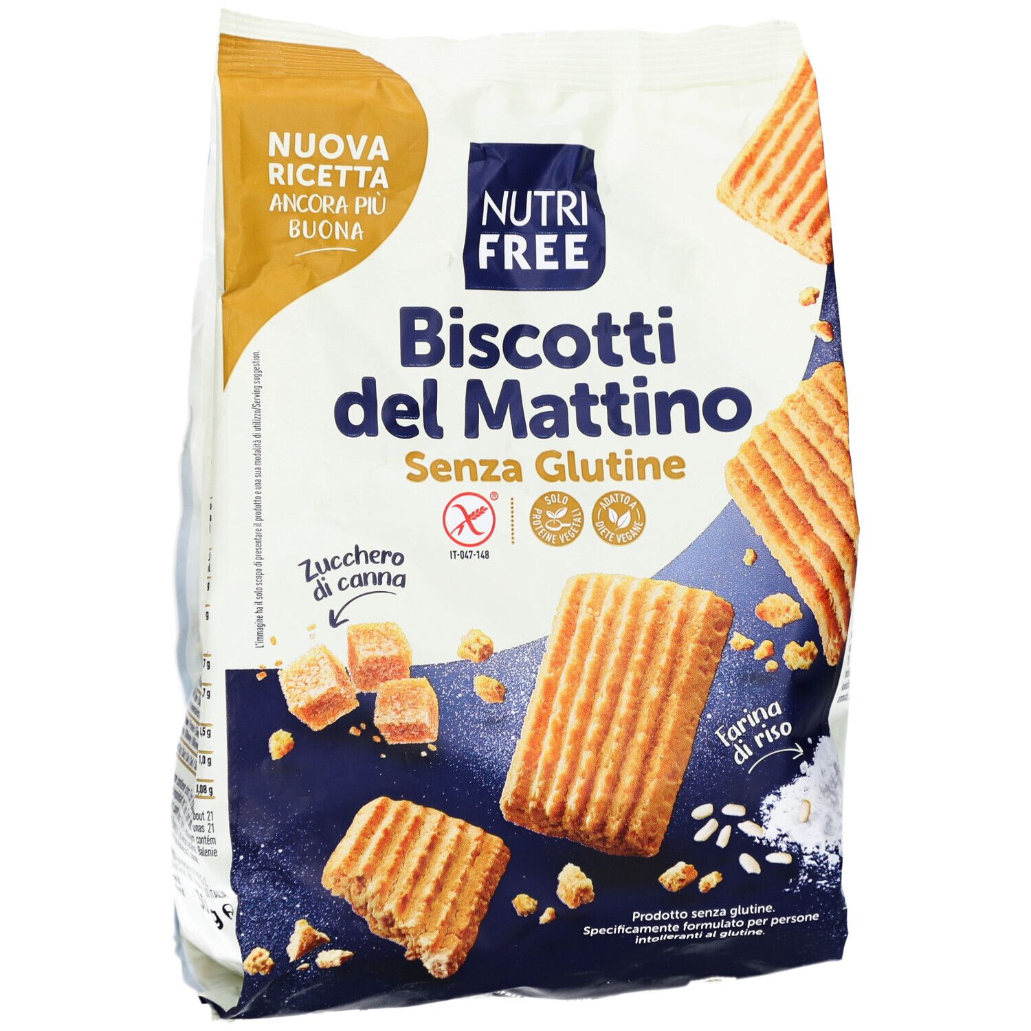 Verpackung mit glutenfreien Keksen. Aufschrift: Nutri Free, Biscotti del Mattino, Senza Glutine. Mit Zuckerwürfeln und Keksen.