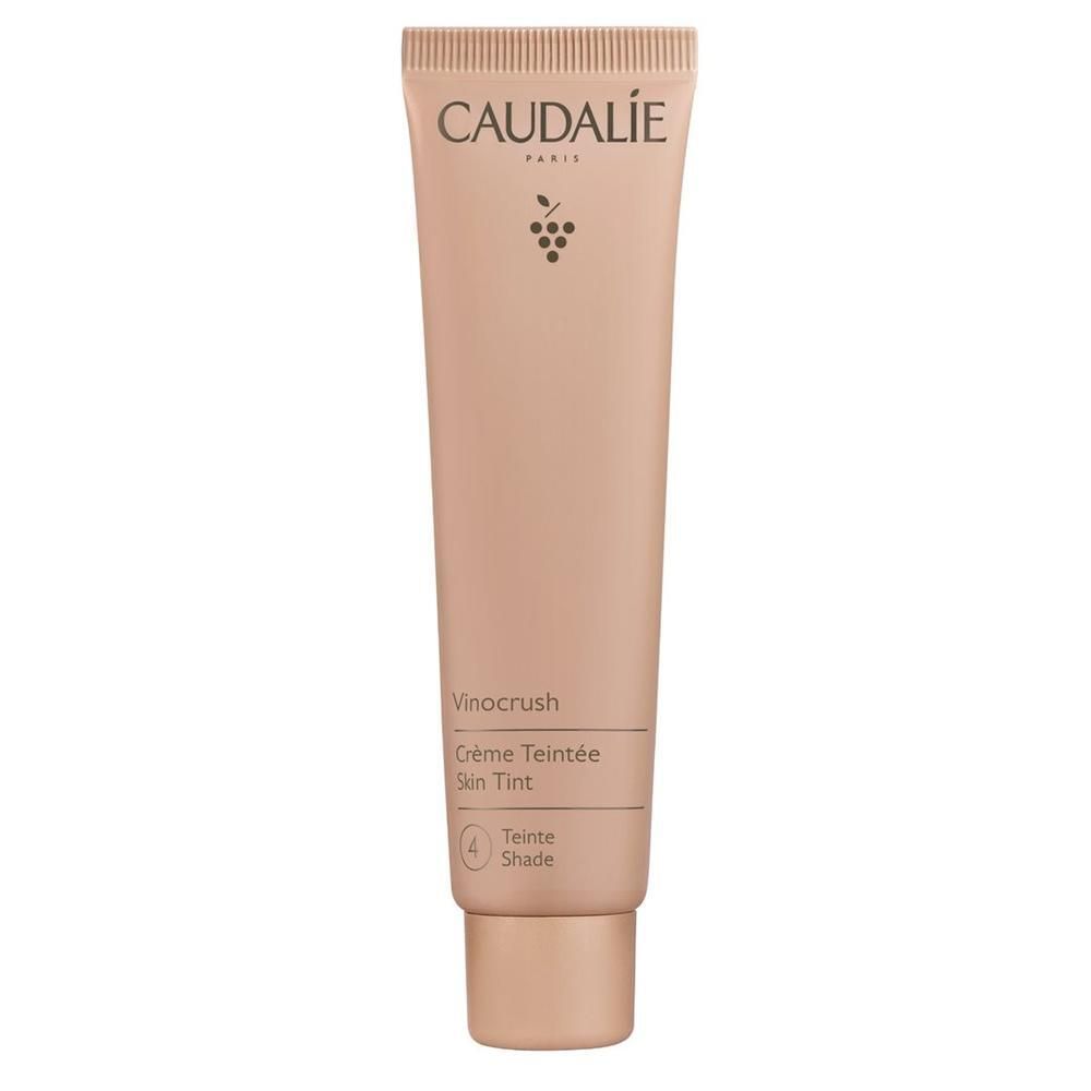 Beige Tube mit CAUDALIE-Logo und Traubensymbol. Produktname: Vinocrush Crème Teintée Skin Tint, Farbton 4.