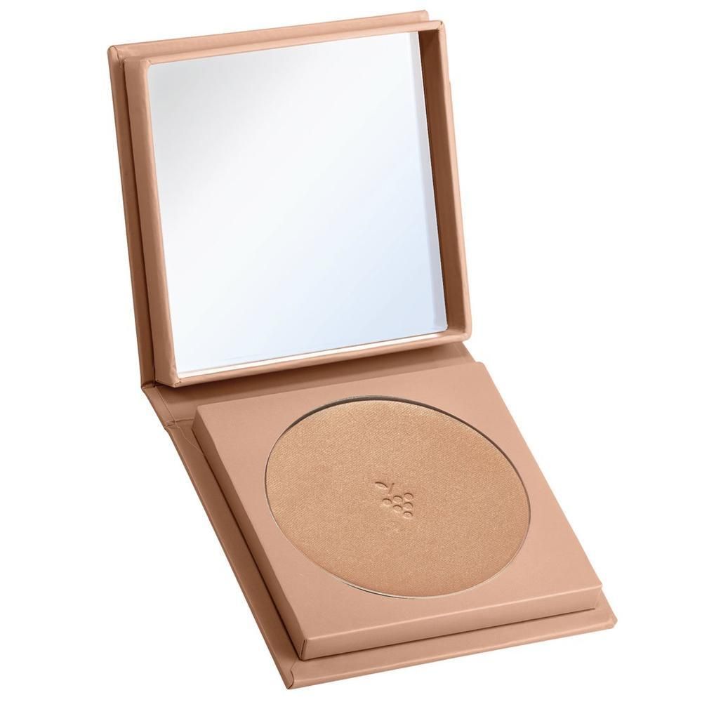 Beige Kompaktpuder-Palette, geöffnet. Enthält einen Spiegel und einen runden Bronzer. Logo mit Traubenmuster.