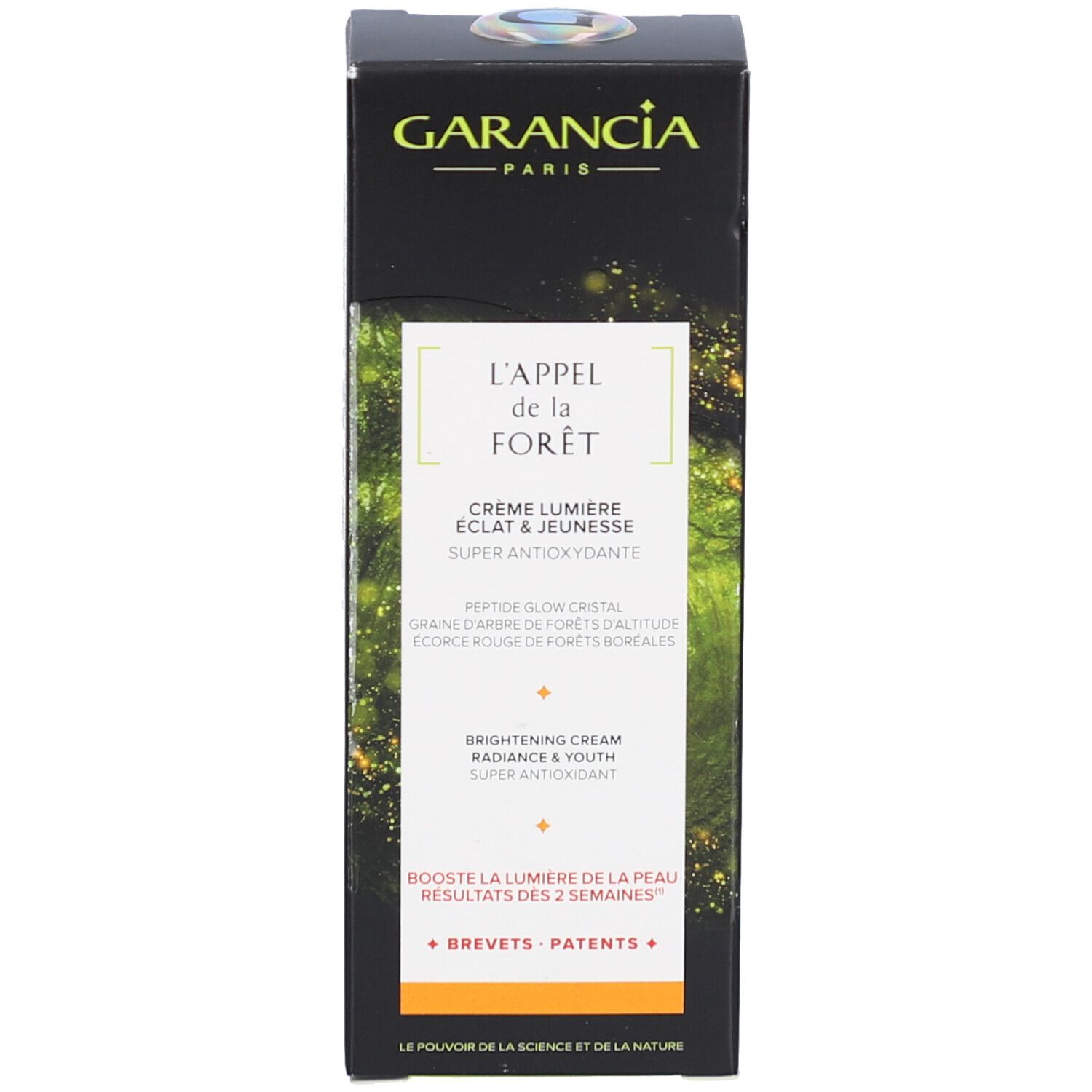 Emballage du produit. Boîte noire avec nom du produit L'APPEL de la FORÊT. Texte: Crème Lumière Éclat & Jeunesse, Brightening Cream.