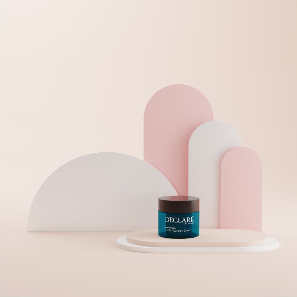 Pot de crème sur socle. Fond avec formes. Inscription : DECLARÉ, Vita Hyaluron Triple Hyaluron Cream.