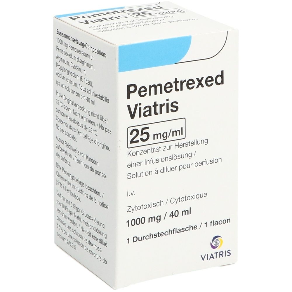 Boîte pliante blanche avec marquage bleu. Inscription : Pemetrexed Viatris 25 mg/ml. Contient 1 flacon. Logo du fabricant Viatris.