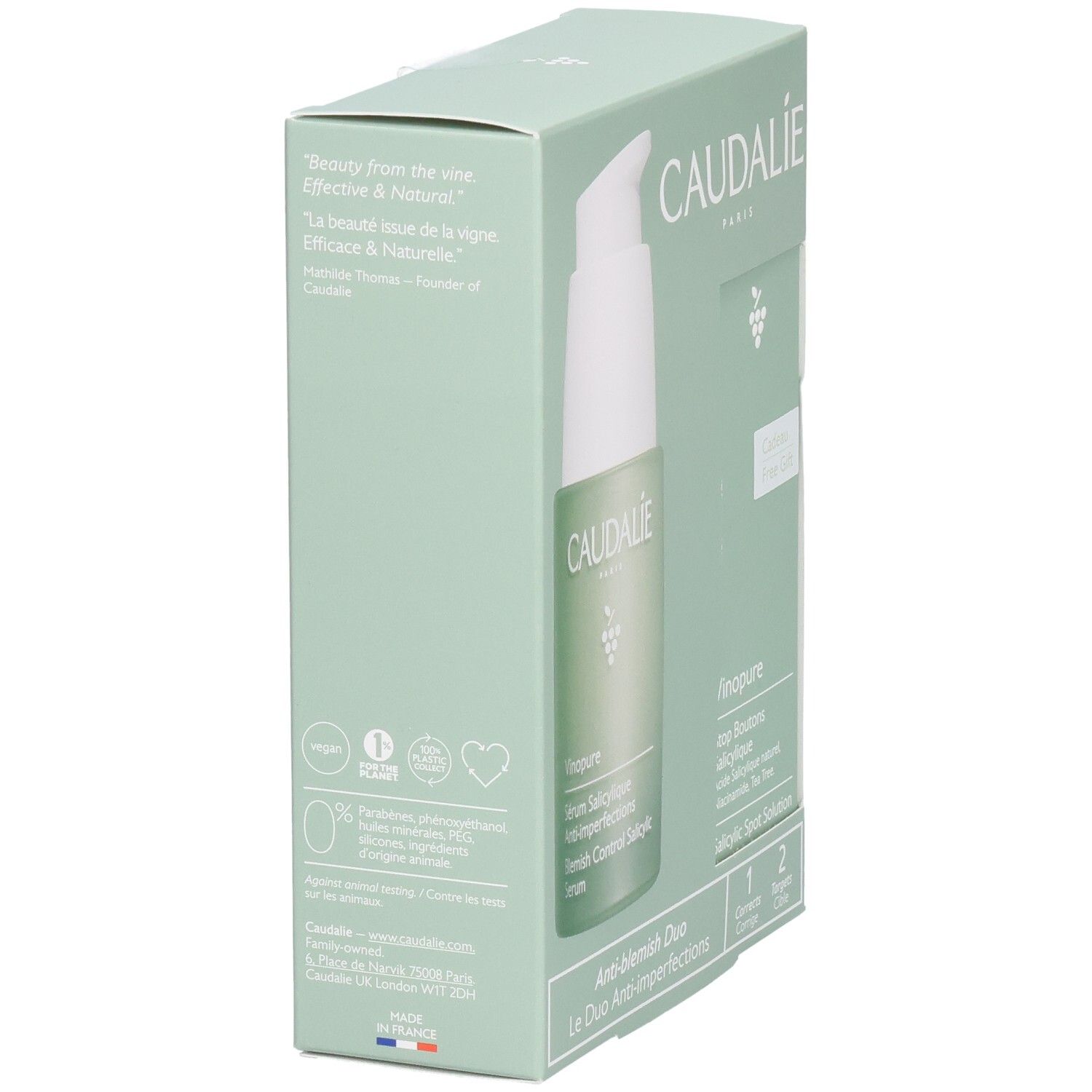 Caudalie-Geschenkset, Seitenansicht. Serumflasche und Verpackung. Text: Vinopure, Logo, Informationen zur Nachhaltigkeit.