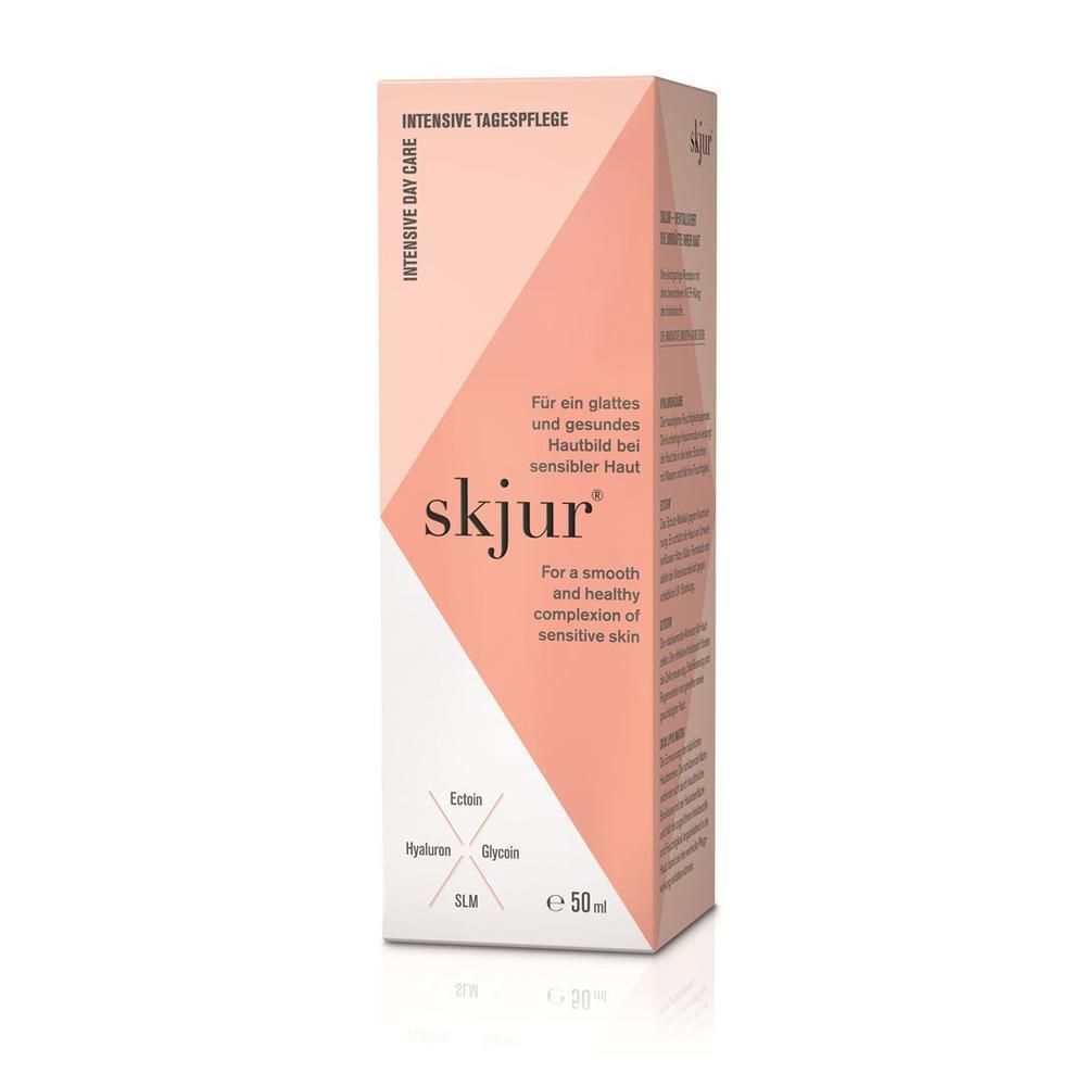Boîte avec informations produit. Texte: skjur, crème de jour intensive, pour une peau lisse et saine pour peaux sensibles. Contient 50 ml.