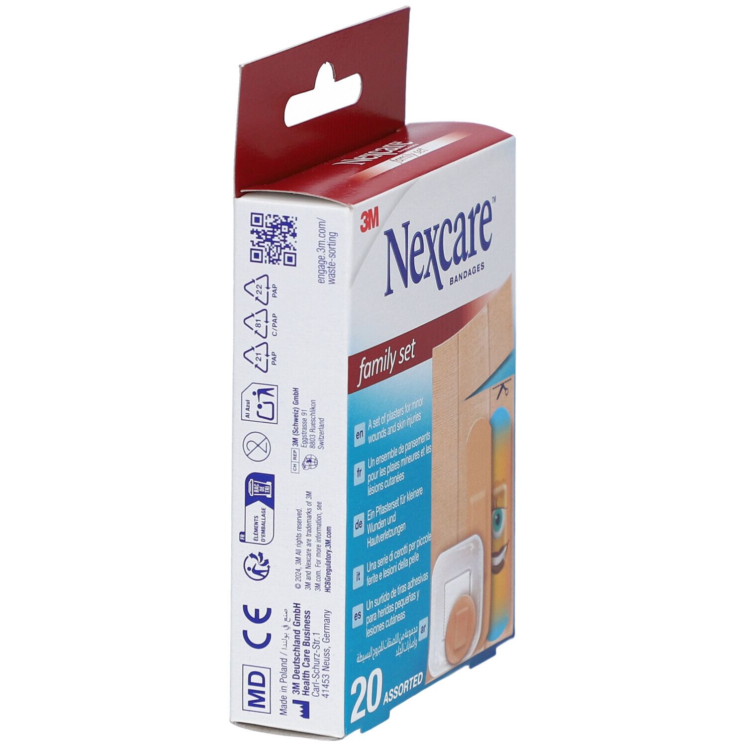 Seitenansicht der Nexcare Family Set Pflasterverpackung. Aufschrift: 3M, Nexcare, family set, 20 assortiert. Mit QR-Code und Recycling-Symbolen.