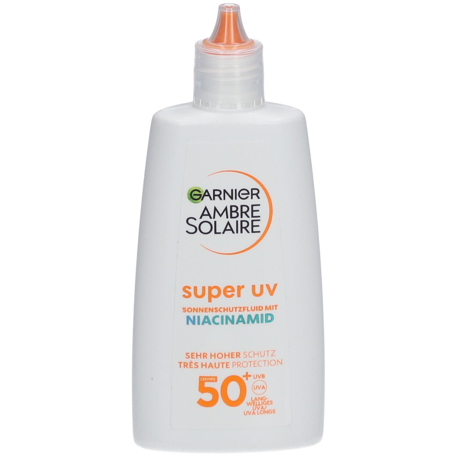 Weiße Flasche mit orangefarbenem Verschluss. Garnier Ambre Solaire Super UV Fluid mit SPF50+ und Niacinamid.