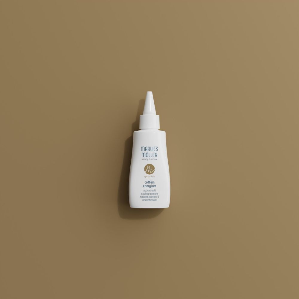 Weiße Flasche mit spitzem Applikator. Aufschrift: Marlies Möller, Coffein Energizer. Auf braunem Hintergrund.