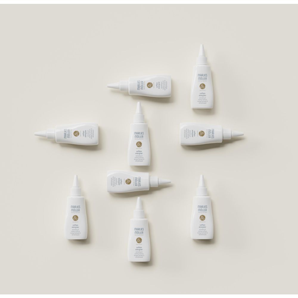 Mehrere weiße Flaschen mit spitzem Applikator, angeordnet. Aufschrift: Marlies Möller, Coffein Energizer.