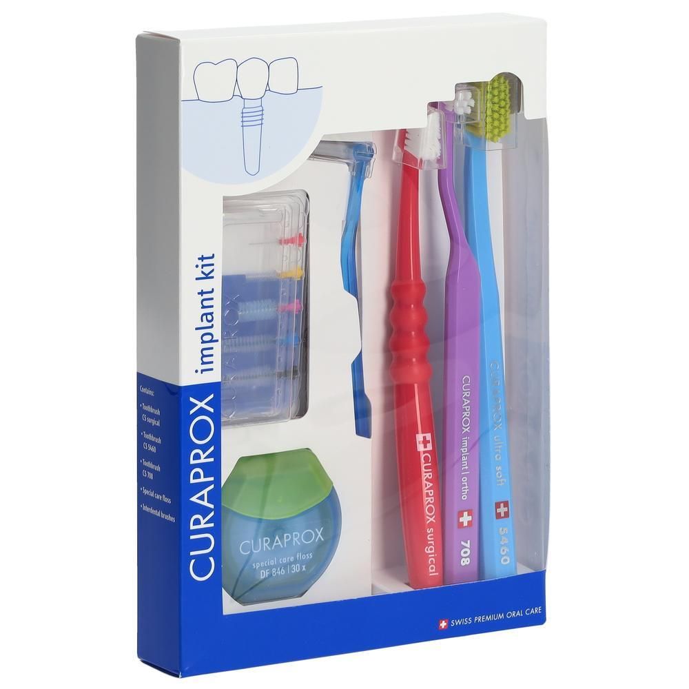 Zahnpflegeset in Verpackung. Enthält Zahnbürsten, Interdentalbürsten und Zahnseide. Blaue, rote, violette und grüne Elemente.