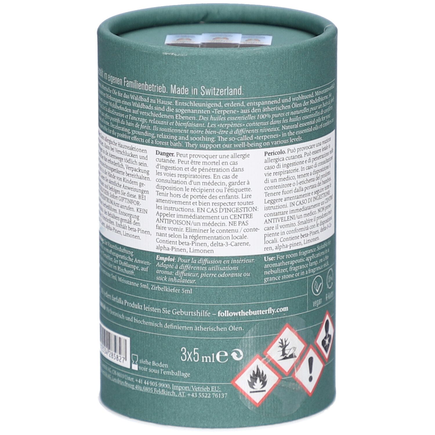 Grüne zylindrische Verpackung. Text: Informationen zu Inhaltsstoffen, Gebrauchsanweisung. 3x5ml. Gefahrensymbole. followthebutterfly.com.