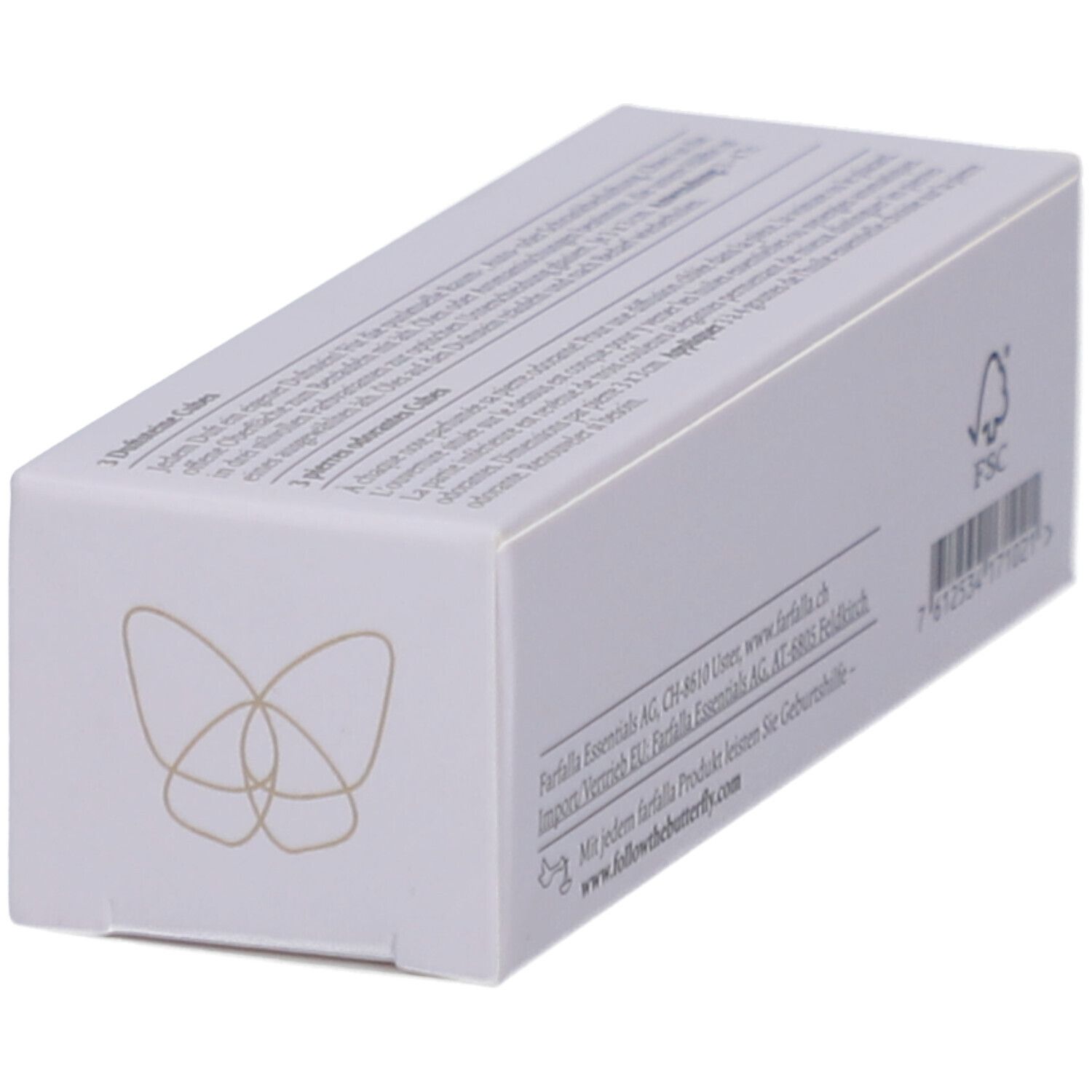 Weiße Schachtel, schräge Ansicht. Text: farfalla Essentials AG, FSC-Logo, Barcode. Aufschrift: www.followthebutterfly.com.