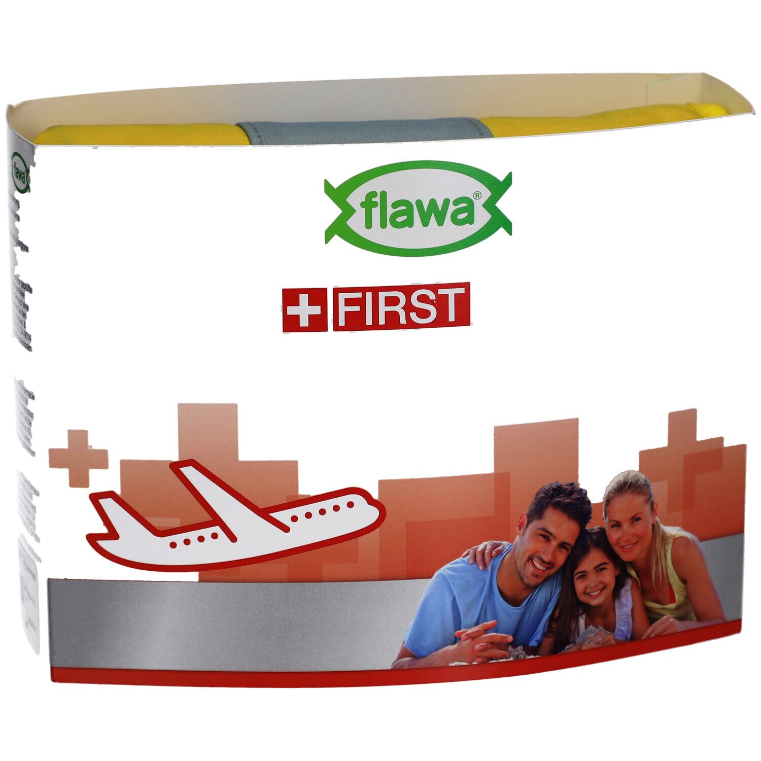 Emballage de la trousse de voyage FLAWA. Logo, texte "FIRST AID" et famille. Fond avec vue de la ville.