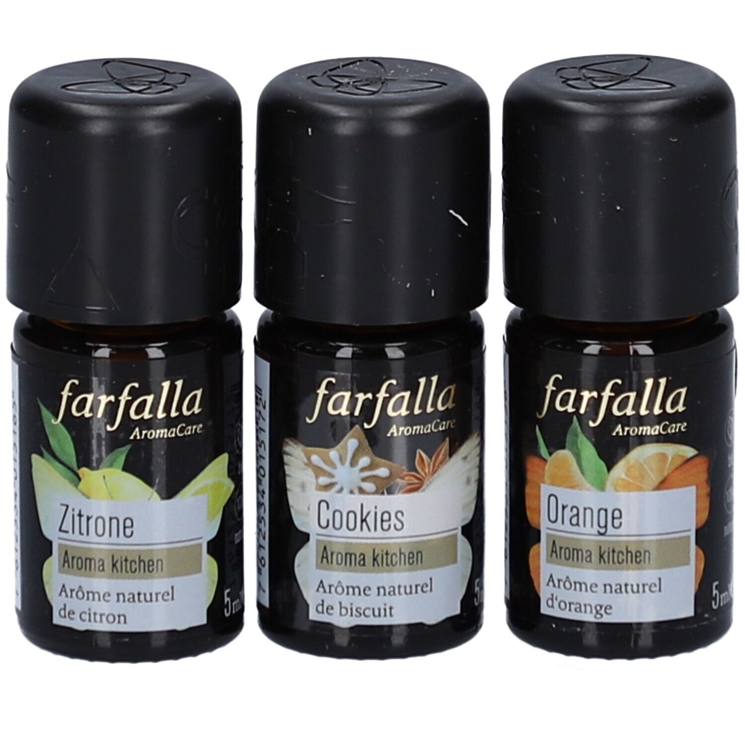 Drei kleine Flaschen mit schwarzen Deckeln. Aufschrift: farfalla AromaCare, Zitrone, Cookies, Orange. 5ml.