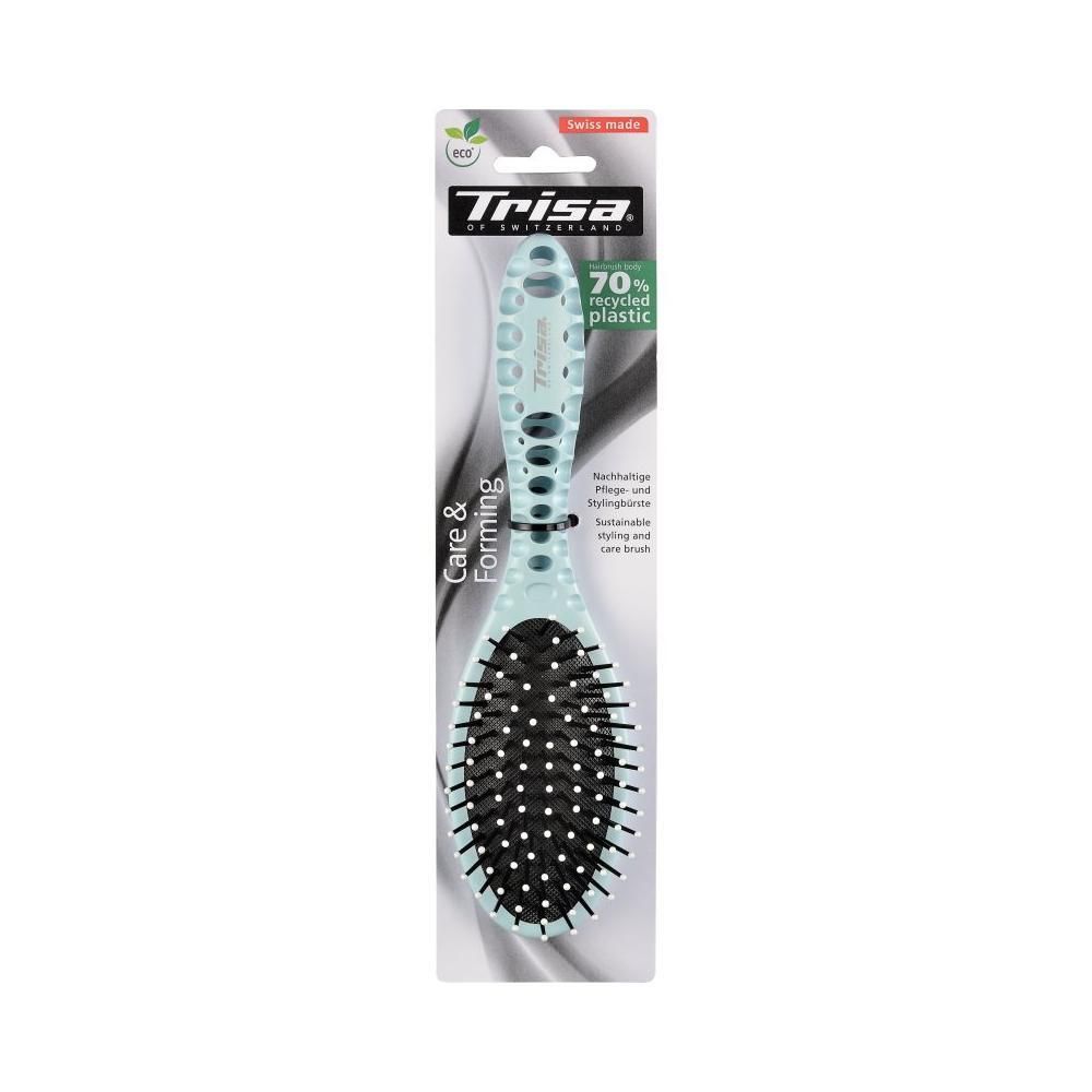 Brosse à cheveux en emballage. Manche bleu clair perforé, tête ovale avec poils noirs. Marque : Trisa. 70% plastique recyclé.