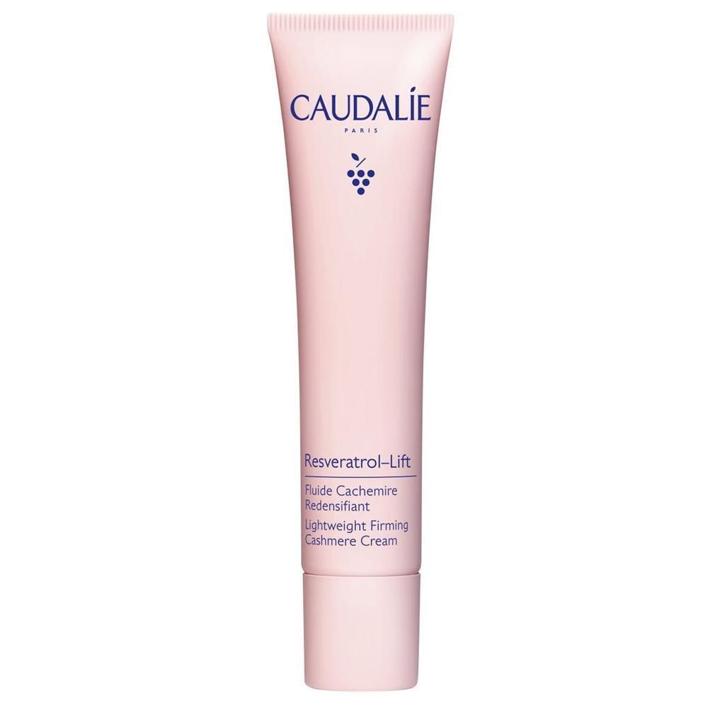 Tube rose avec inscription blanche CAUDALIE et symbole de raisin. En dessous, Resveratrol-Lift et nom du produit en trois langues.
