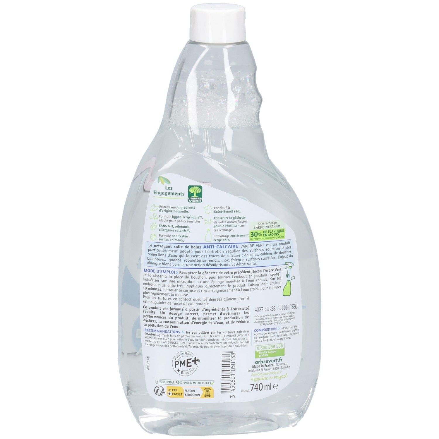 Rückseite der transparenten Flasche. Etikett mit Text, Logo und grüner Baum-Grafik. 740 ml.