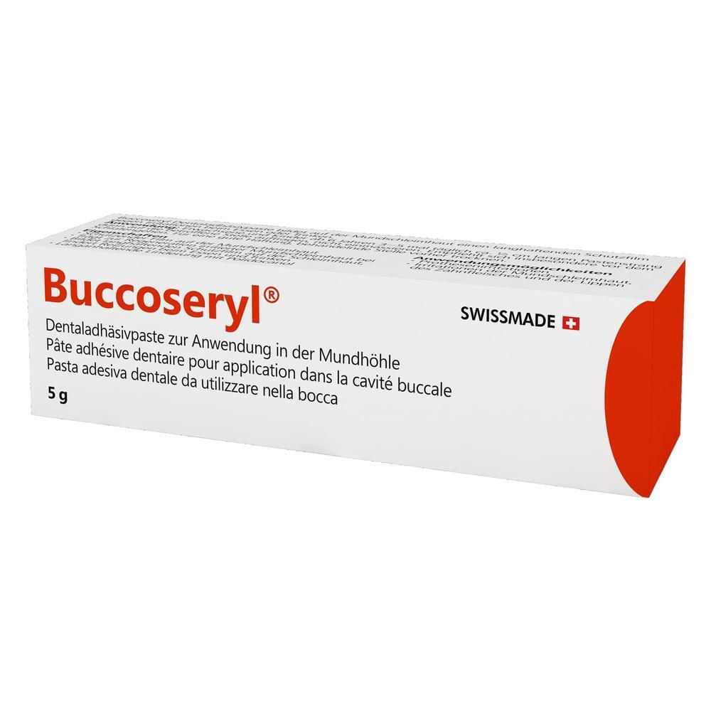 Weißer Karton mit rotem Akzent. Aufschrift: Buccoseryl, Dentaladhäsivpaste, 5 g. Swissmade.
