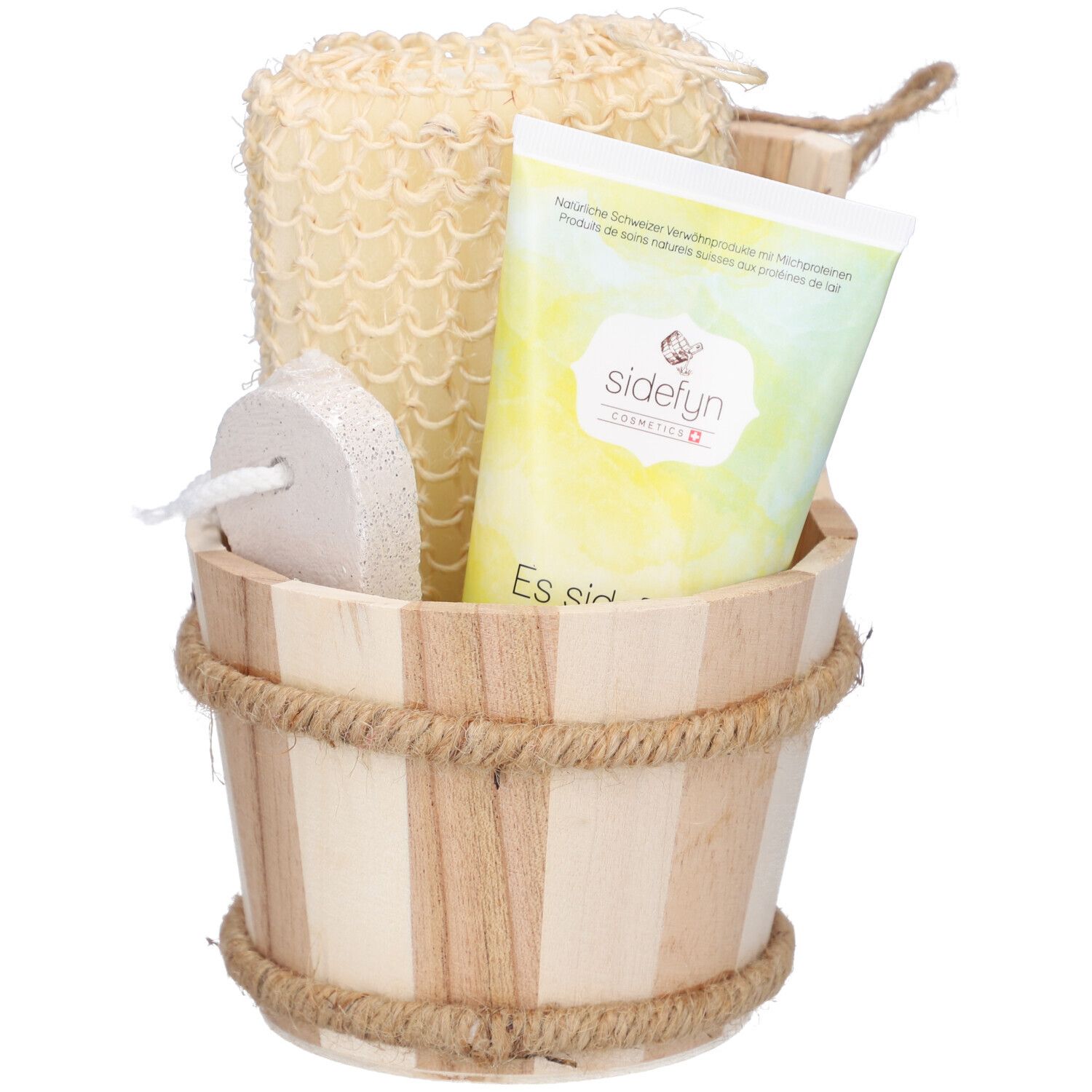 Holzkübel mit Badeutensilien: Schwamm, Bimsstein, Duschgel. Produktname: sidefyn. Schweizer Kosmetik.