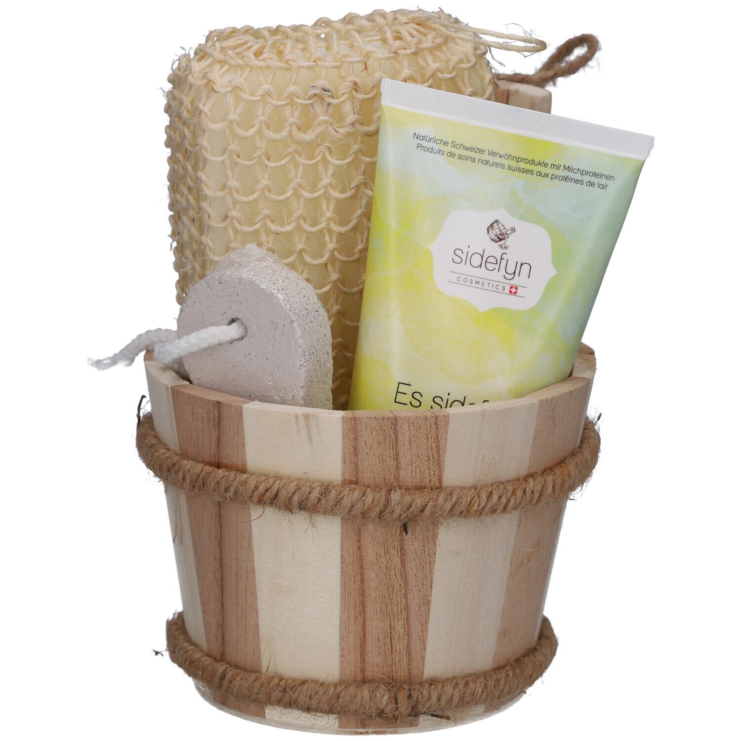 Holzkübel mit Badeutensilien: Schwamm, Bimsstein, Duschgel. Produktname: sidefyn. Schweizer Kosmetik.