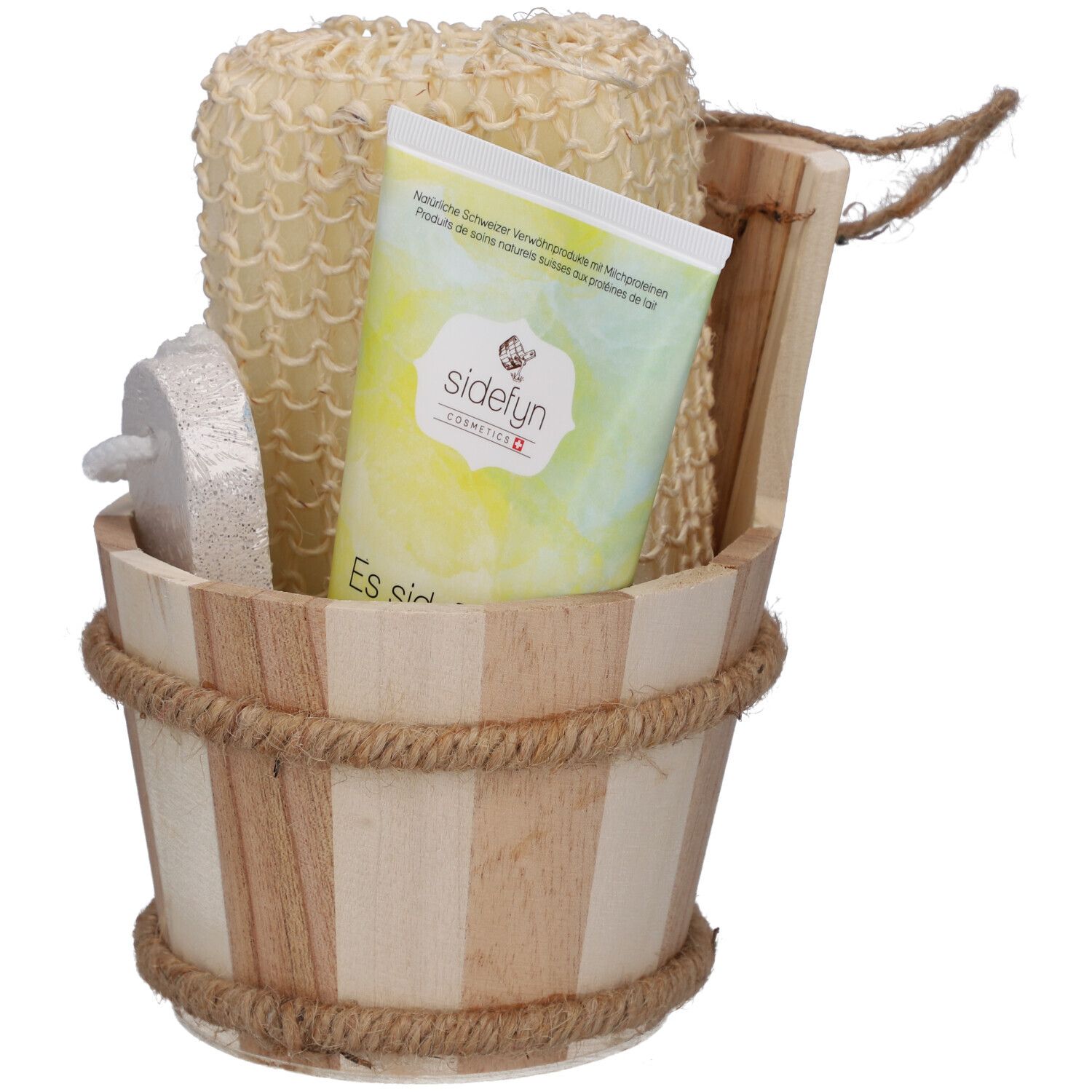 Holzkübel mit Badeutensilien: Schwamm, Bimsstein, Duschgel. Produktname: sidefyn. Schweizer Kosmetik.