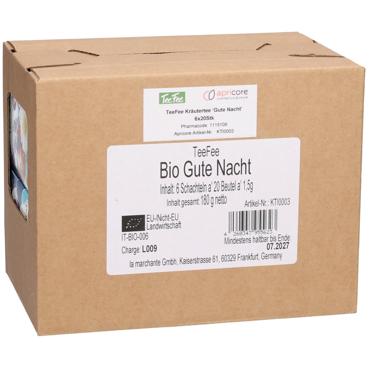 Karton mit TeeFee Kräutertee Gute Nacht. Sichtfenster zeigt Tee-Schachteln. Aufkleber mit Produktinformationen. EU-Bio-Siegel.