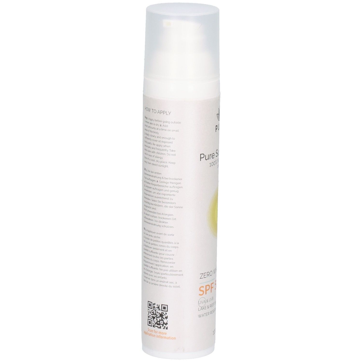 Weisse Flasche mit Text. Aufschrift: How to apply. QR-Code. Text in mehreren Sprachen. Rückseite der Sonnencreme.