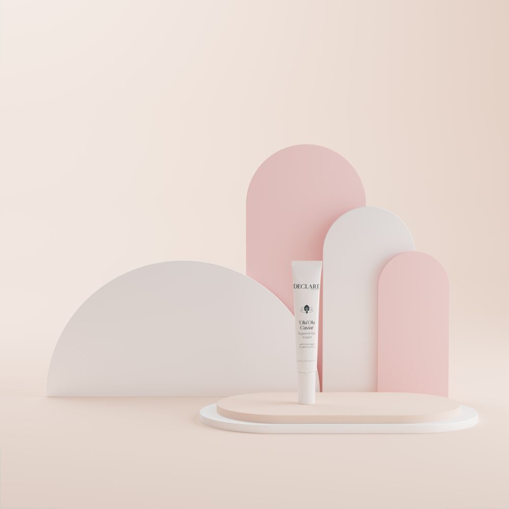 Tube 'Olu'Olu Caviar Supreme Eye Cream sur socle. Fond avec formes. Logo DECLARÉ visible.
