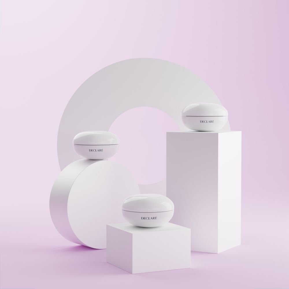 Trois pots blancs sur socles. Fond : cercle et cubes. Inscription : DECLARÉ.