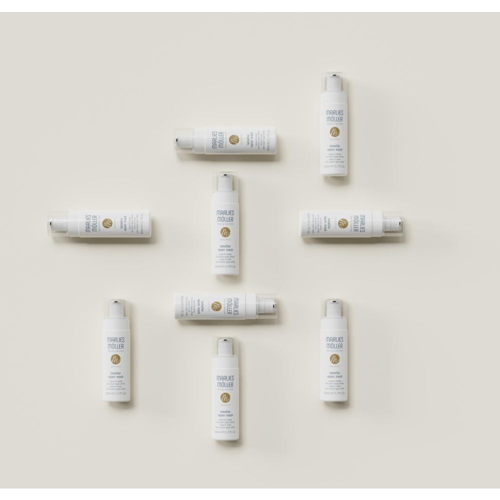 Mehrere weiße Flaschen mit Pumpverschluss. Aufschrift: Marlies Möller, Lamellar Repair Mask. 50ml.