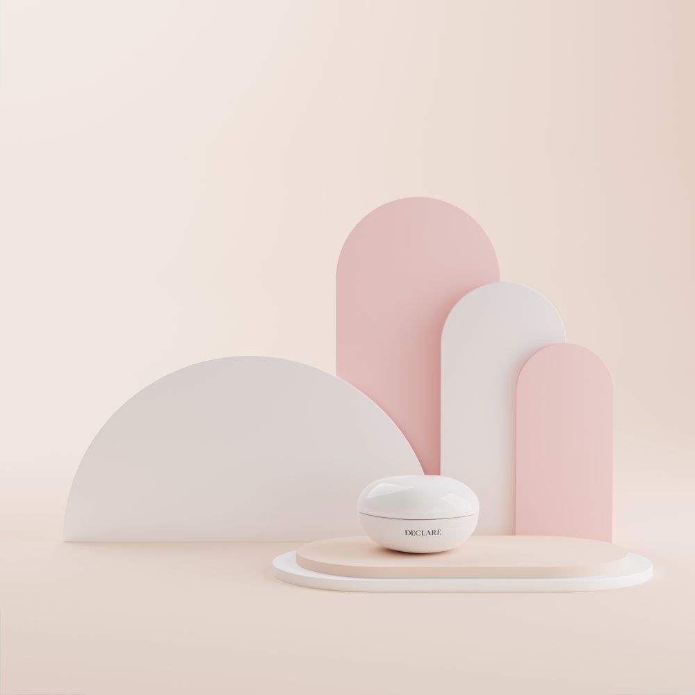 Pot blanc sur socle. Fond: formes roses et blanches. Inscription: DECLARE.