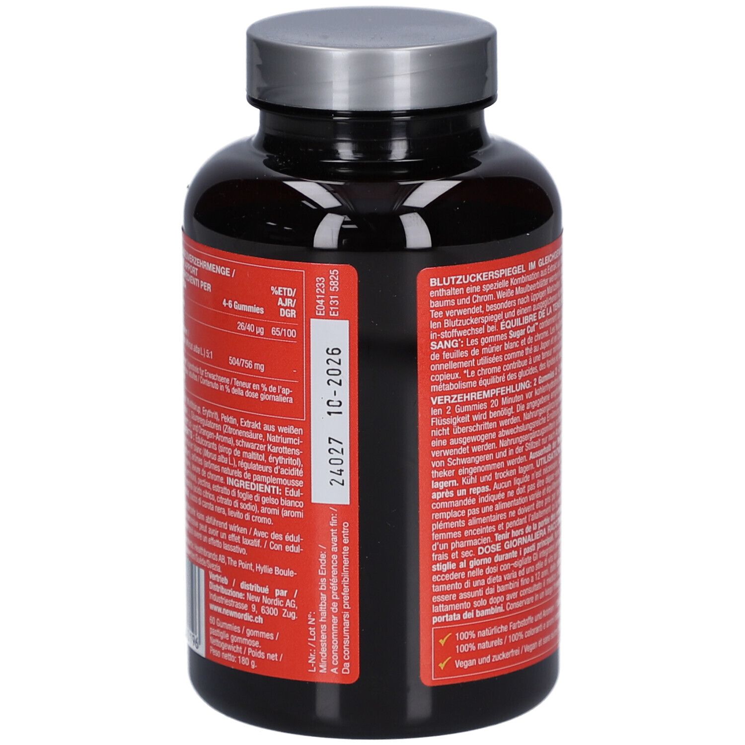 Rückseite der Flasche. Rotes Etikett mit Text. Schwarzer Deckel. Haltbarkeitsdatum.