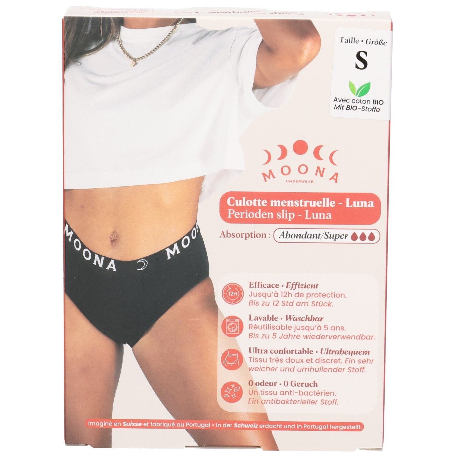 Vorderseite der MOONA-Verpackung. Schwarzer Slip mit MOONA-Schriftzug. Größe S. Produktname und Beschreibung. Informationen zur Absorption.
