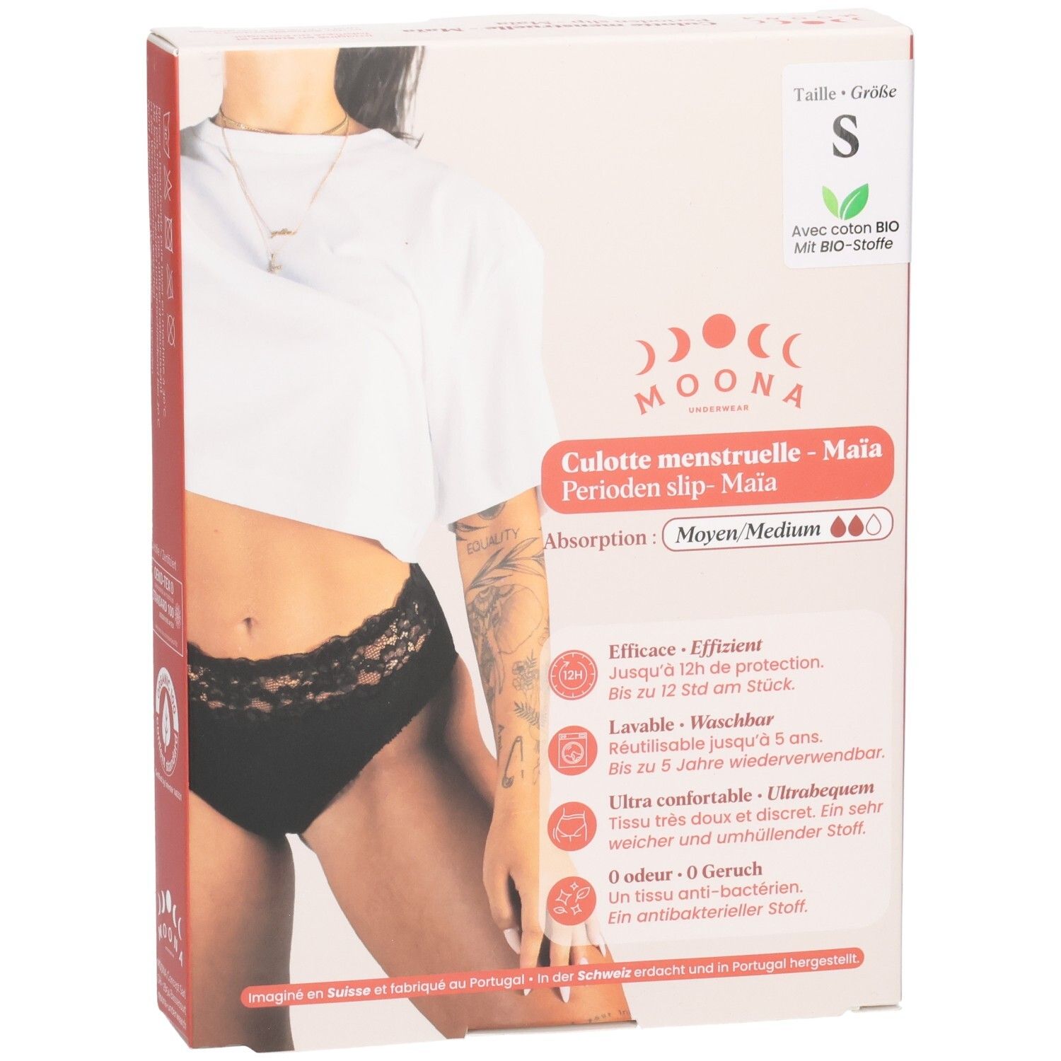 MOONA Menstruationsslip Maïa, Größe S, Verpackung. Schwarzer Slip auf der Verpackung abgebildet. Text: Mittlerer Blutfluss.