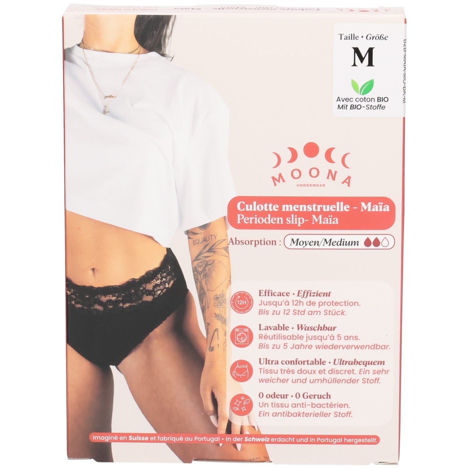 MOONA Menstruationsslip Maïa in Verpackung. Größe M. Schwarzer Slip mit Spitze. Aufdrucke: Marke, Produktname, Eigenschaften.