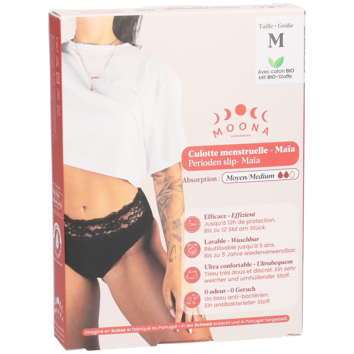 MOONA Menstruationsslip Maïa in Verpackung. Größe M. Schwarzer Slip mit Spitze. Aufdrucke: Marke, Produktname, Eigenschaften.