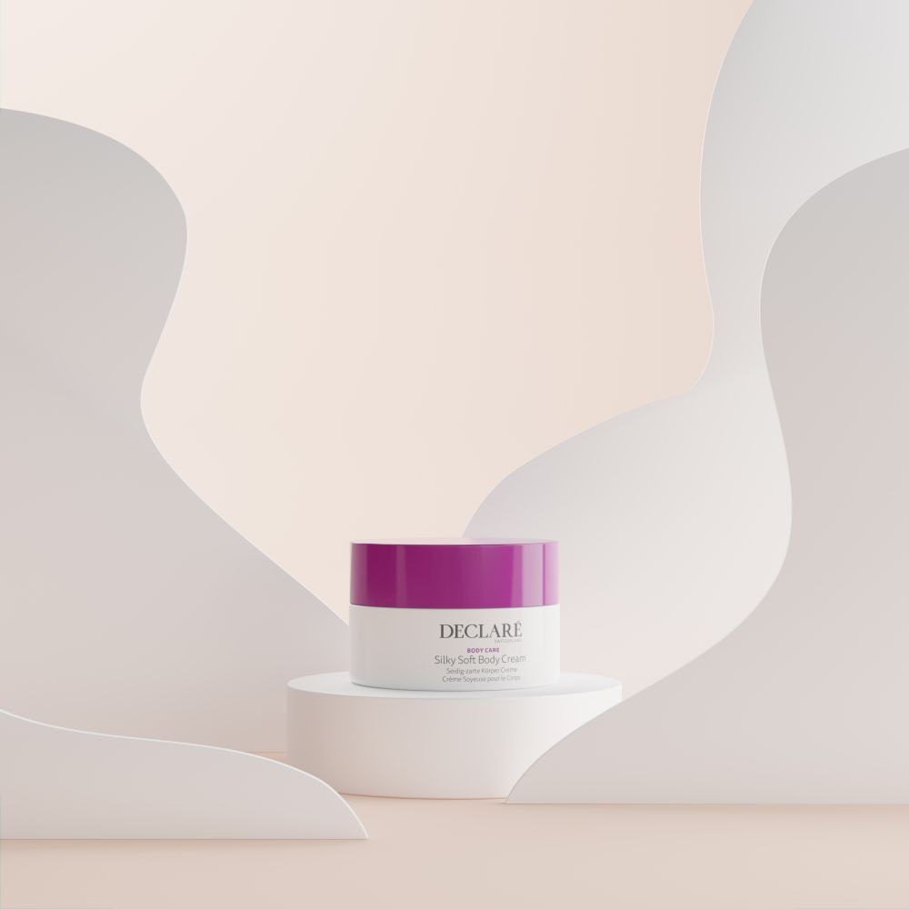 Pot blanc avec couvercle violet sur socle blanc. Éléments décoratifs ondulés en arrière-plan. Logo DECLARÉ visible.