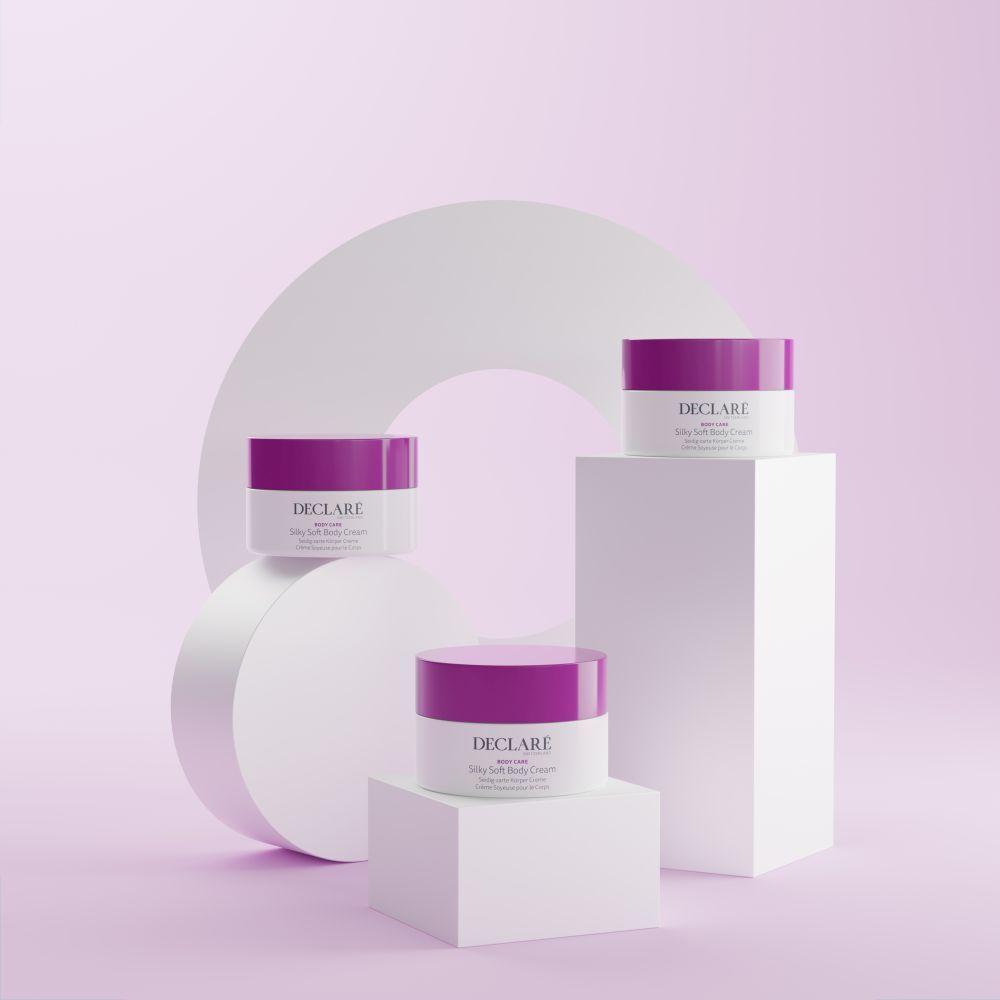 Plusieurs pots blancs avec couvercles violets sur socles. Formes géométriques décoratives en arrière-plan. Logo DECLARÉ visible.