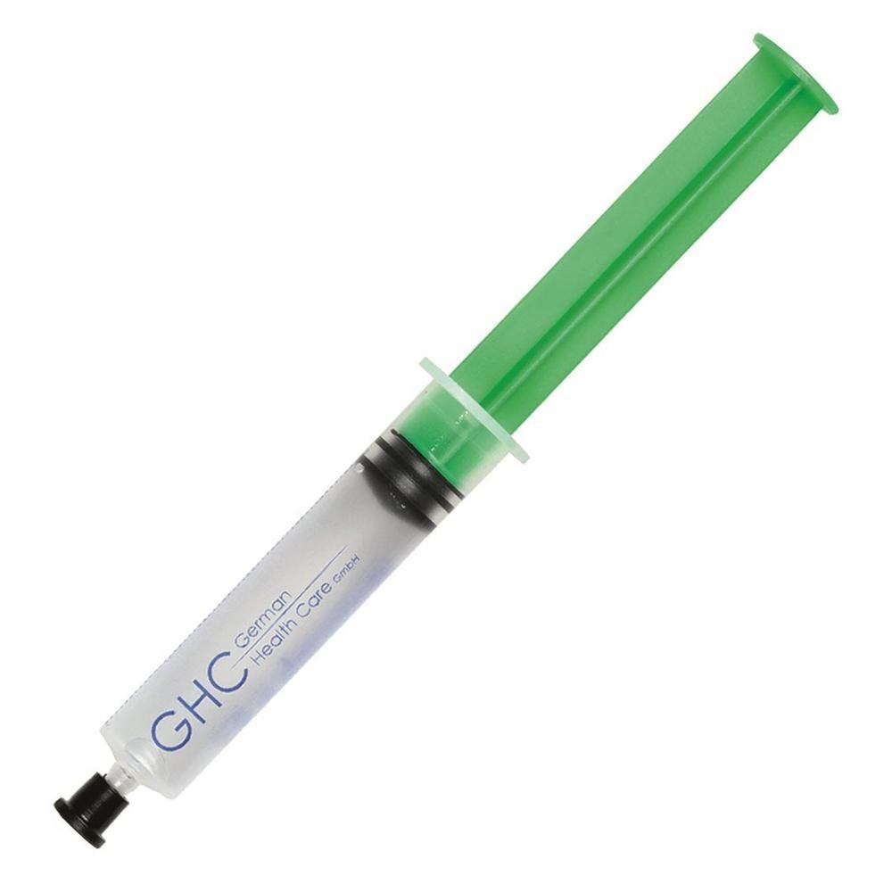 Spritze mit grünem Kolben und transparentem Zylinder. GHC-Logo und Skala sichtbar. Schwarzer Verschluss.