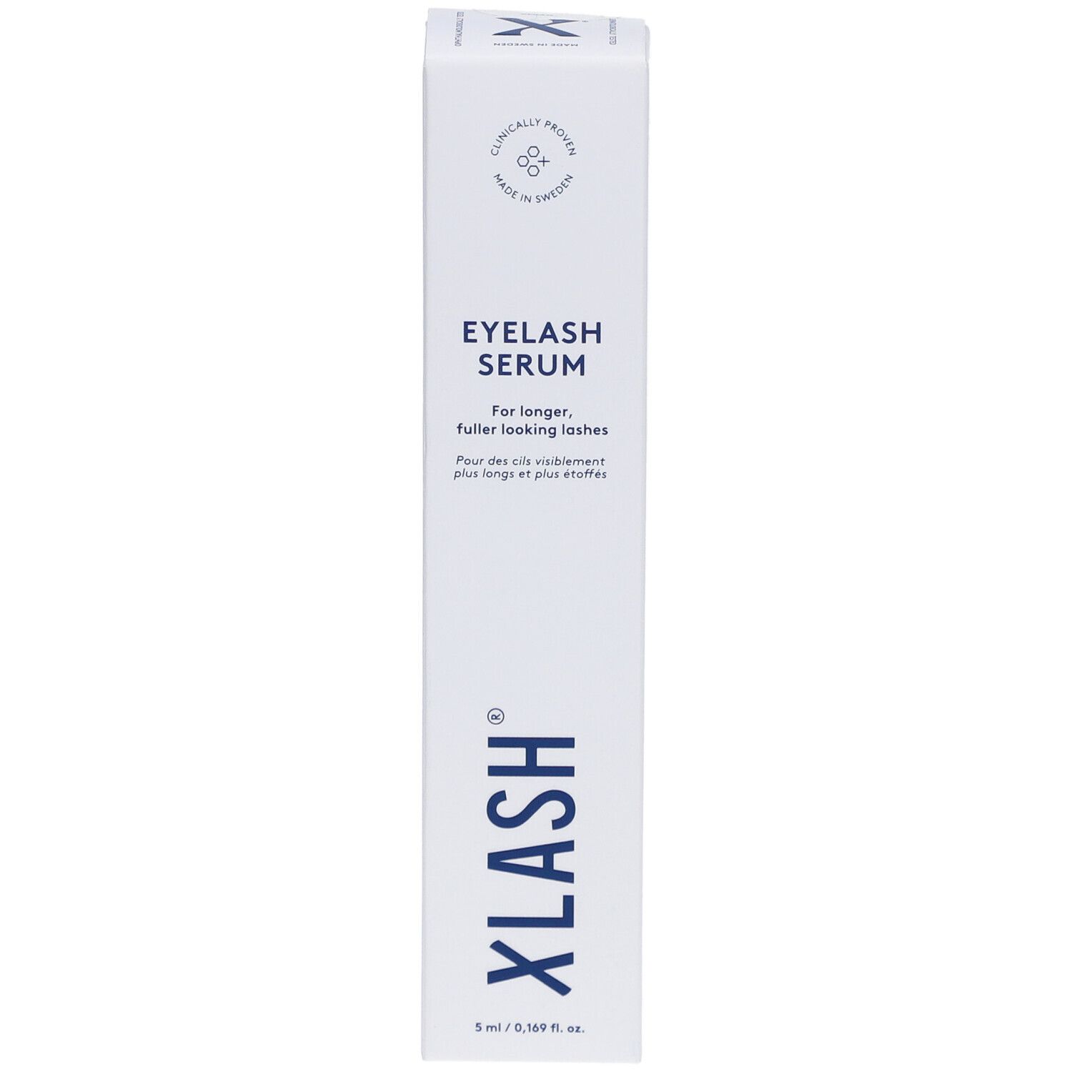 Xlash Wimpernserum-Verpackung. Weiße, längliche Schachtel mit blauem Logo und Text. Enthält Informationen über das Produkt.