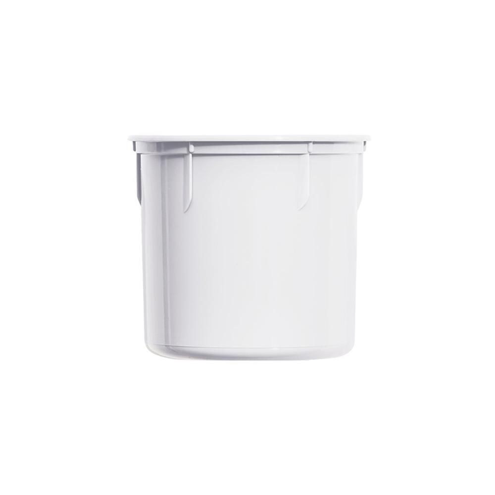 Weißer, zylindrischer Behälter mit Deckel. Auf der Seite sind drei kleine, vertikale Aussparungen zu sehen.