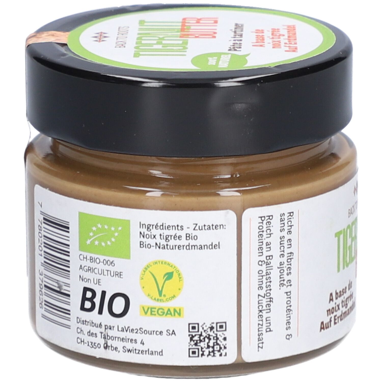 Glas mit Tigernussbutter. Bio-Siegel und veganes Logo. Etikett mit Zutaten und Herstelleradresse.