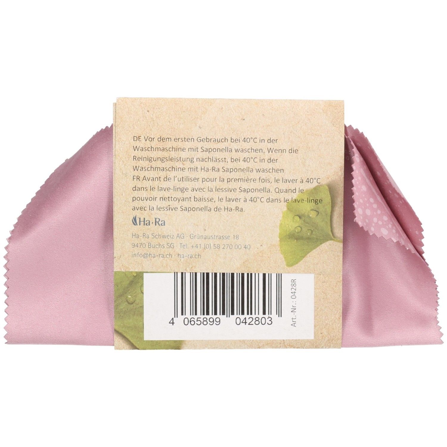 Rosa Brillenputztuch mit Etikett. Auf dem Etikett: Waschhinweise, Barcode und Logo. Art.Nr. 042803.