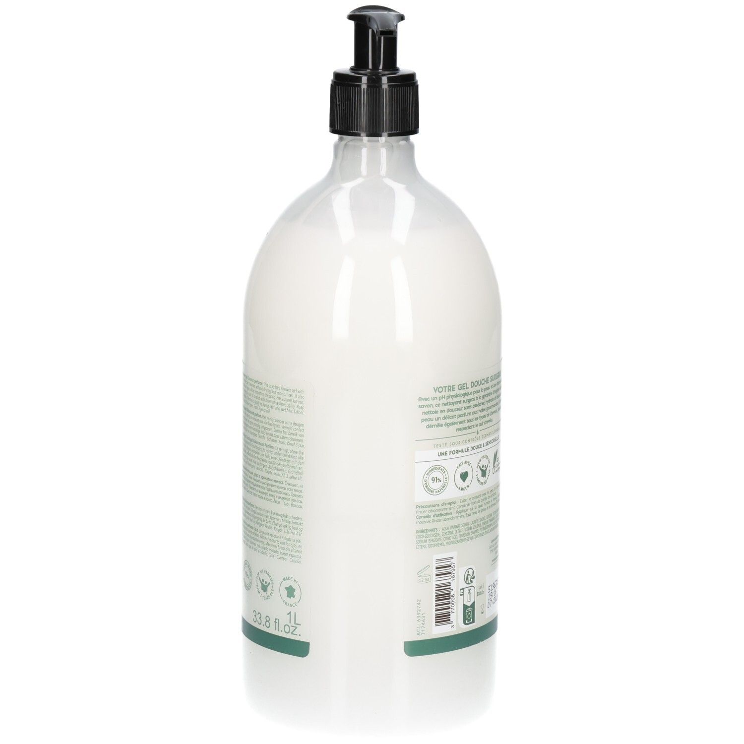 Weiße Pumpflasche mit 1 Liter Duschgel, schwarzer Pumpkopf, Etiketten mit Inhaltsstoffen und Zertifizierungen.
