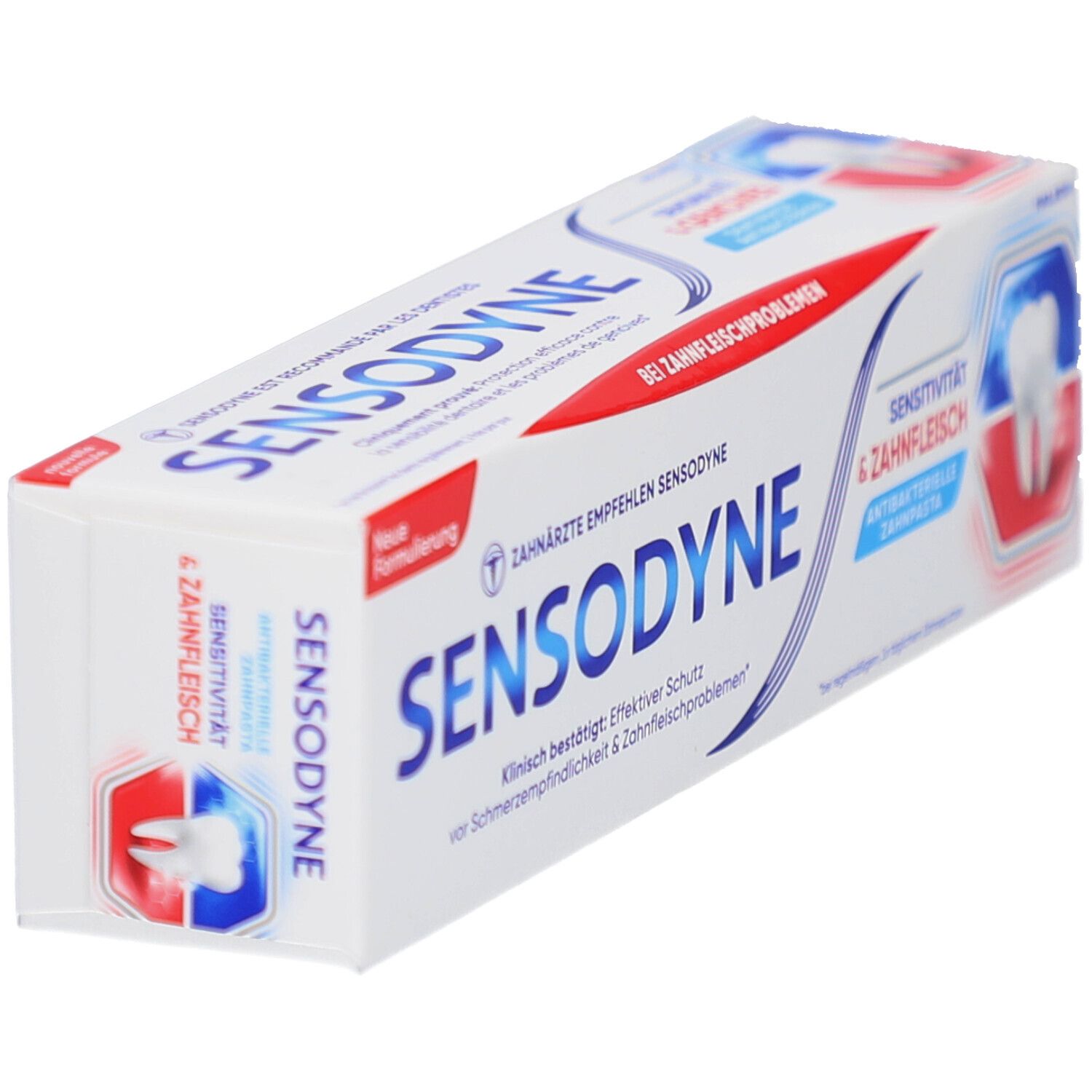 Schräg liegende Verpackung von Sensodyne. Weiß, blau und rot. Text: Sensitivität & Zahnfleisch. Zahn-Grafik.